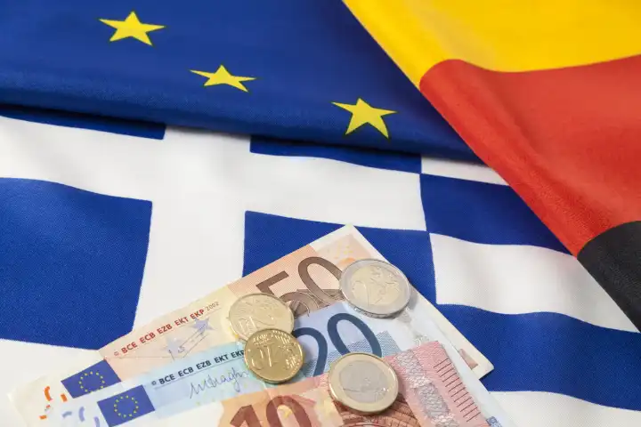 Europäische, deutsche und griechische Flagge mit Euro Geld