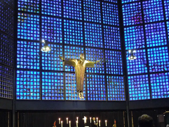 Christusfigur in der Berliner Gedächtniskirche