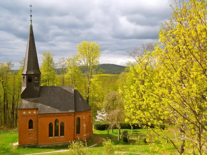 Frühlingsimpression Kapelle und Friedhof von Schloss Berlepsch