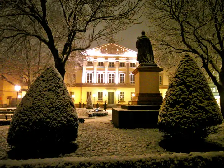 Göttinger Universitätsaula an einem Winterabend