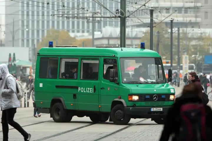 Polzei Mannschaftswagen der Landespolizei Berlin fährt Streife auf dem Alexanderplatz in Berlin Mitte, Deutschland