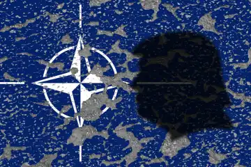 Symbolbild zur Kritik an der NATO OTAN durch Donald Trump erodierende Flaggen mit Konterfei des 45. Präsident en der USA