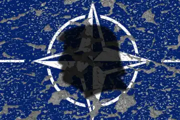 Symbolbild zur Kritik an der NATO OTAN durch Donald Trump erodierende Flaggen mit Konterfei des 45. Präsident en der USA