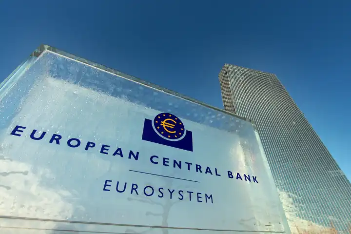 Schild mit Logo und Schriftzug Europäische Zentralbank Eurosystem an der EZB Europäische Zentralbank in Frankfurt, Hessen Deutschland