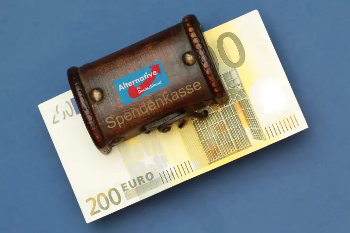 Symbolbild FOTOMONTAGE Parteispenden zu Gunsten der AfD Alternative für Deutschland Bündel 200 Euro Geldscheine liegen in einer Schatztruhe mit Parteilogo der AfD
