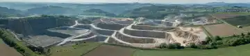 Panorama aus der Luft Steinbruch Kalkwerk im Sauerland