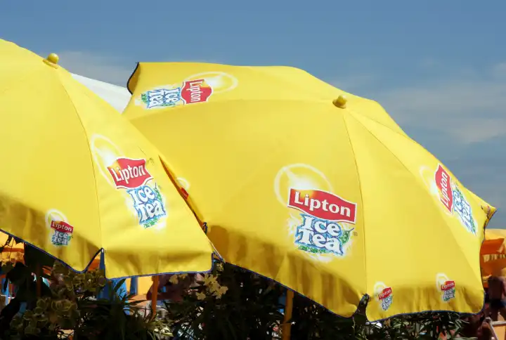 Sonnenschirm mit Werbung Lipton ice tea