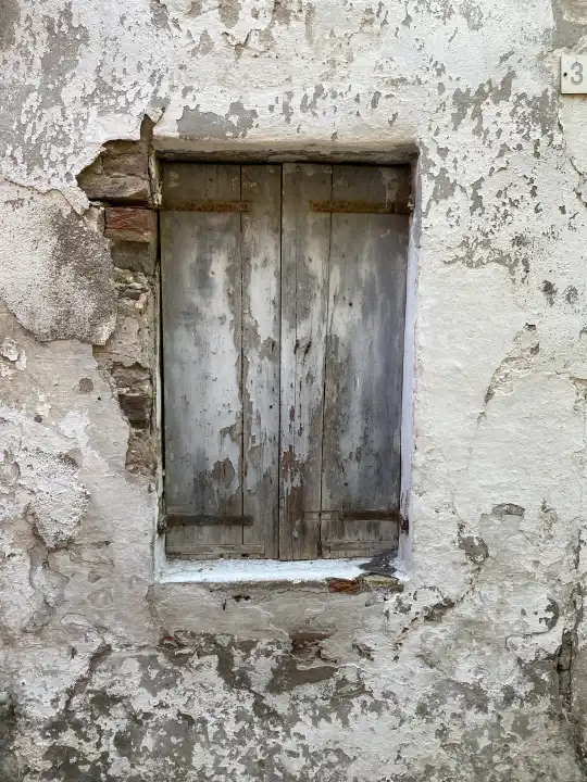 alter geschlossener Fensterladen