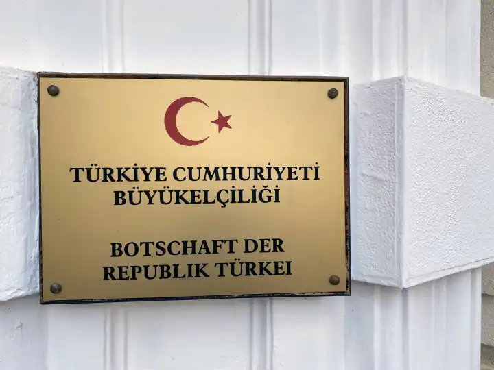 Schild der türkischen Botschaft in Wien