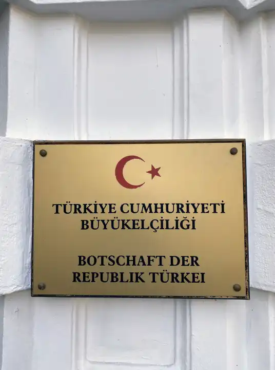 Schild der türkischen Botschaft in Wien