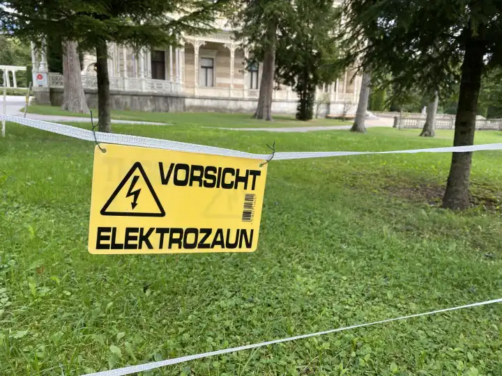 Sign with the inscription Caution electric fence