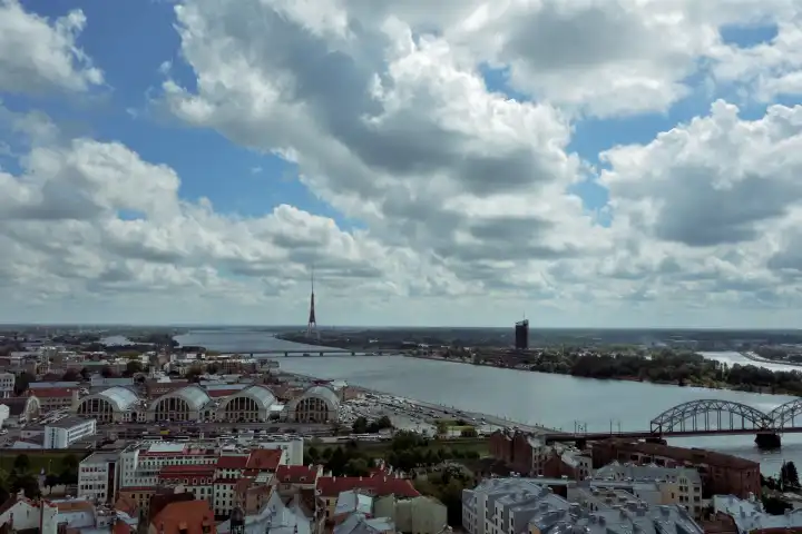 Riga, Latina -July 14, 2015 Ausblick über Riga mit dem Fluss Düna