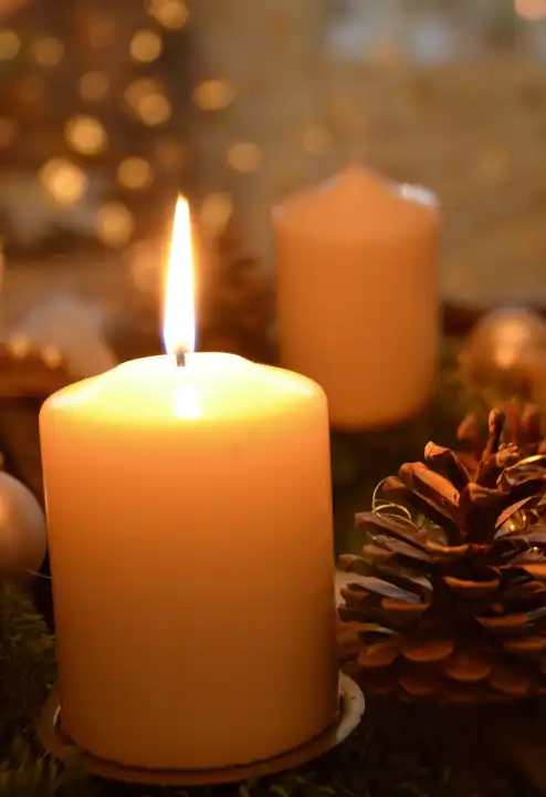 Der erste Advent, Adventskranz mit brennender Kerze