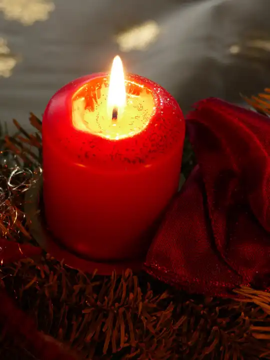 Der erste Advent, brennende Kerze, Adventskranz
