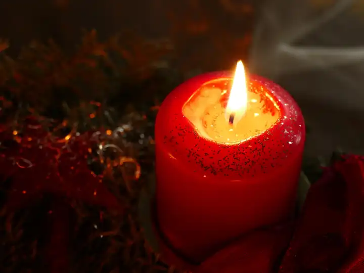 Der erste Advent, brennende Kerze, Adventskranz