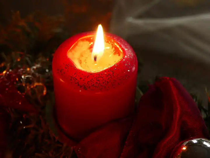 Der erste Advent, brennende Kerze