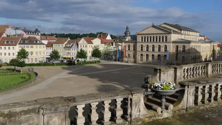 Coburg, Schlossplatz mit Landestheater, vom Hofgarten aus gesehen