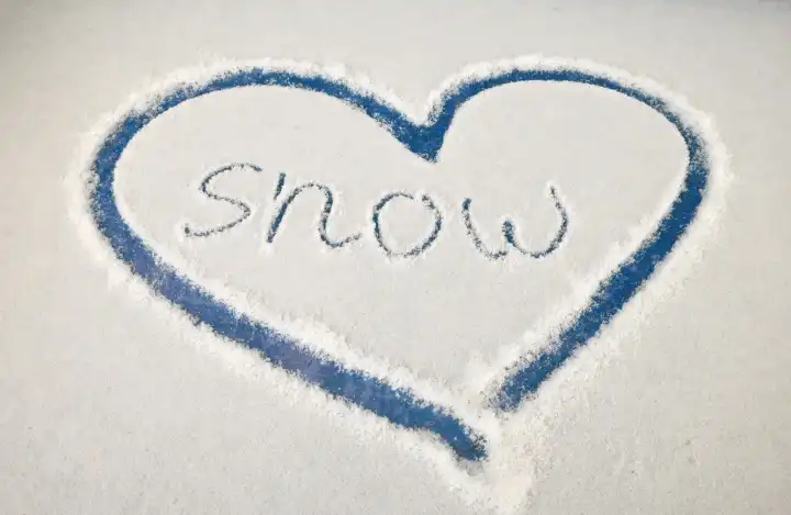 Schriftzug Schnee snow in einem Herz, den Winter mögen