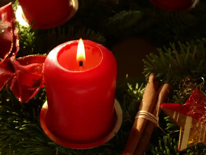 Adventskranz mit brennender Kerze, der erste Advent