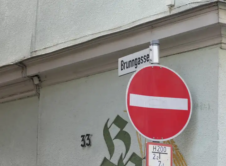 Brunngasse in Coburg, Straßenname, Verbot der Einfahrt und Hinweisschild Hydrant