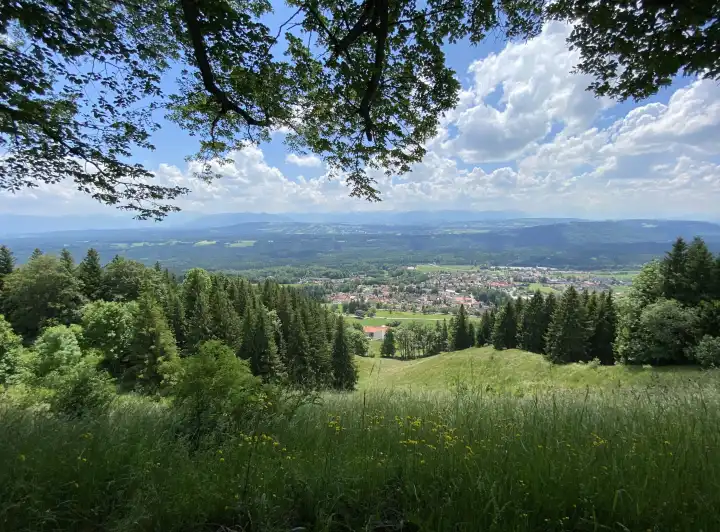 Blick vom Hohen Peißenberg im Pfaffenwinkel ins Voralpenland und die Alpen, Oberbayern, Deutschland, Europa
