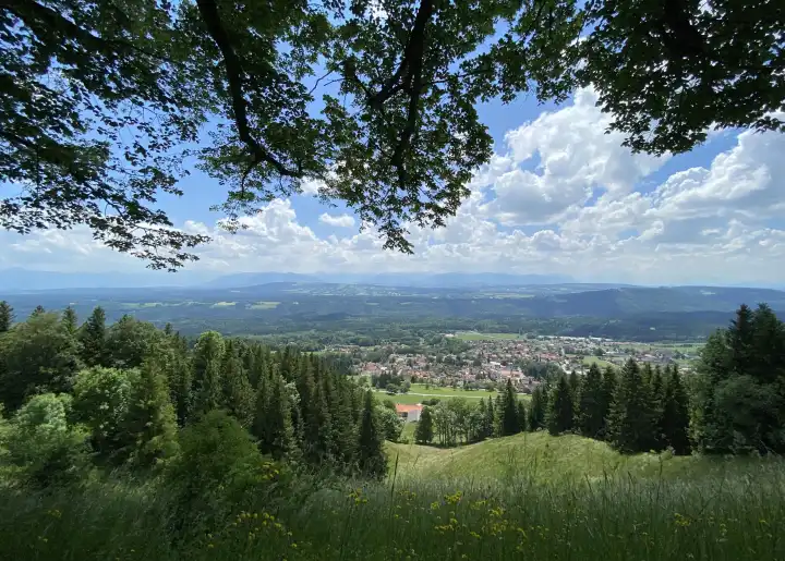 Blick vom Hohen Peißenberg im Pfaffenwinkel ins Voralpenland und die Alpen, Oberbayern, Deutschland, Europa