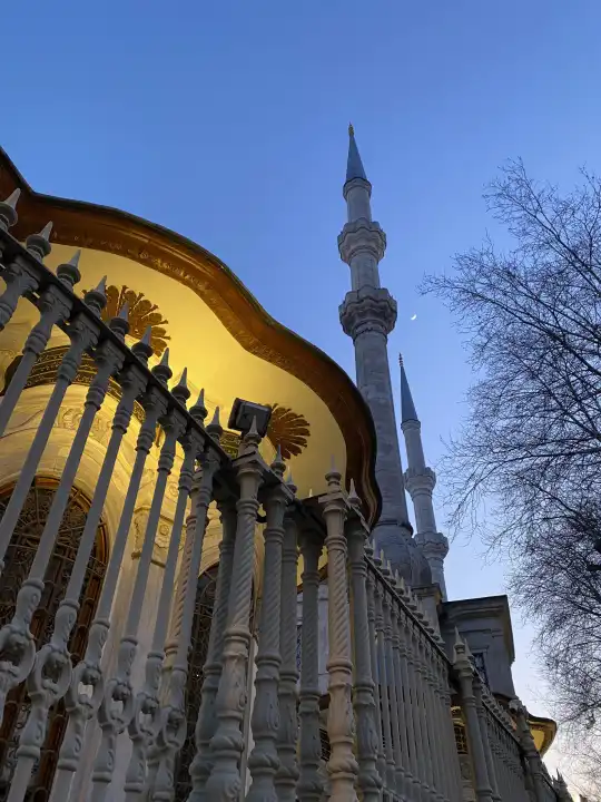 Moschee zur Blauen Stunde am frühen Abend im Stadtteil Beyoglu, Istanbul, Türkei