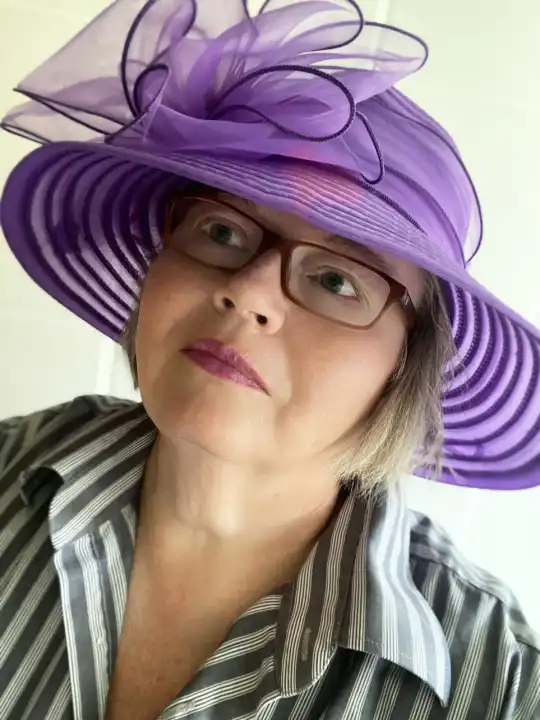 Frau mittleren Alters im Portrait, Dame mit Hut