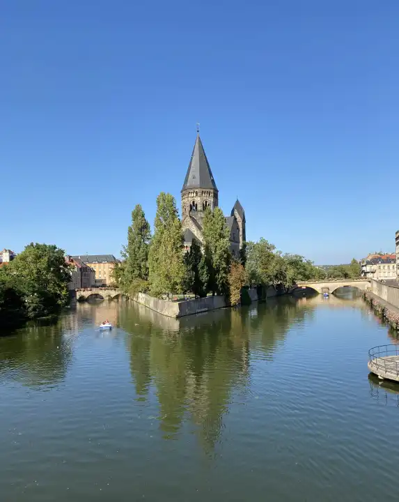 Blick über die Mosel auf Le Temple Neuf auf der Kleinen Weideninsel in der Mosel, ev. Stadtkirche, Metz, Lothringen, Frankreich