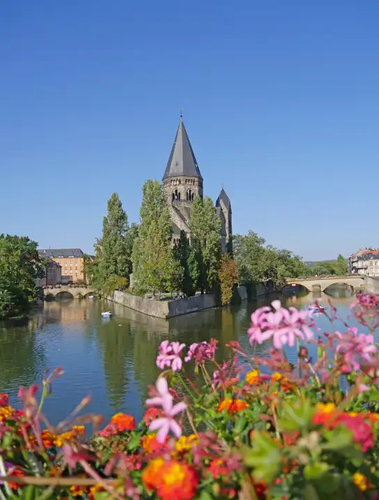 Blick über die Mosel auf Le Temple Neuf auf der Kleinen Weideninsel in der Mosel, ev. Stadtkirche, Metz, Lothringen, Frankreich