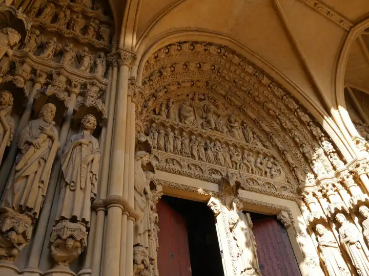 Statuen im West-Portal der Kathedrale Saint-Etienne in Metz, Lothringen, Frankreich