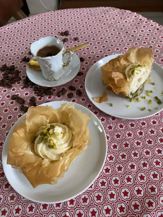 Baklava, Turkish Delights, und arabischer bzw. türkischer Kaffee