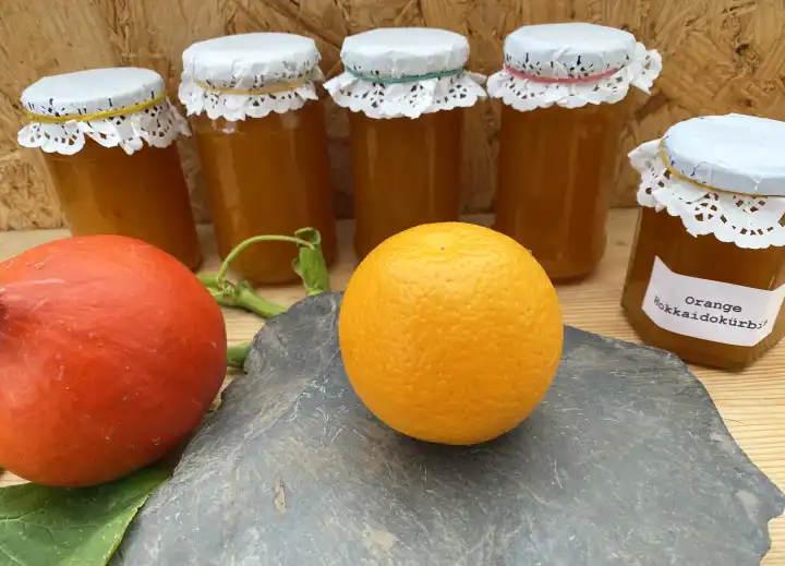 Selbstgemachte Kürbis-Orangenmarmelade aus Hokkaido-Kürbis und Orange