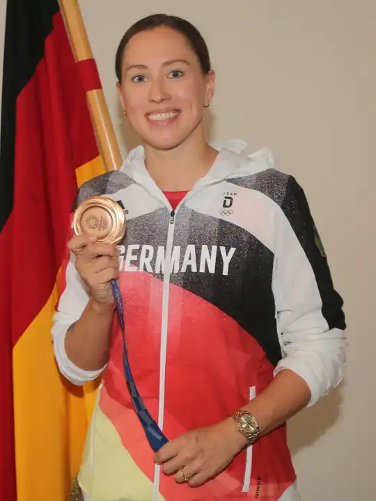 Bronzemedaillengewinnerin Sarah Köhler SG Frankfurt beim Empfang Teilnehmer an den Olympischen Spielen in Tokio im Rathaus Magdeburg