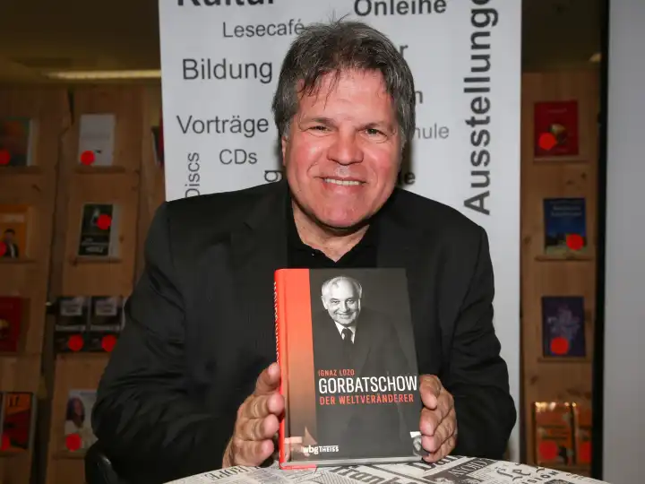 Author Ignaz Lozo at the book reading of his book Gorbatschow - Der Weltveränderer on 23.02.2023 in the public library Magdeburg