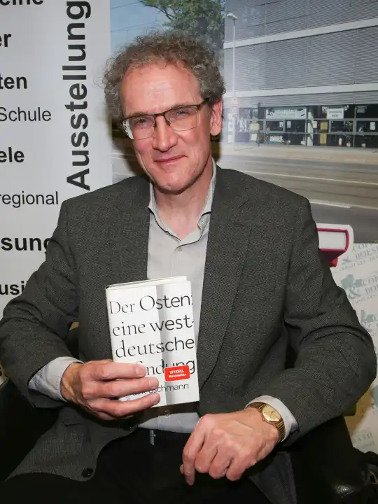 Bestsellerautor Prof.Dr.Dirk Oschmann bei Buchlesung am 04.04.2023 in Stadtbibliothek Magdeburg