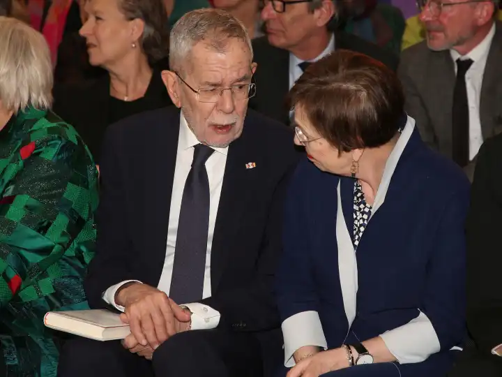 Bundespräsident der Republik Österreich Alexander Van der Bellen mit Ehefrau Doris Schmidauer beim Besuch auf der Leipziger Buchmesse am 27.04.2023
