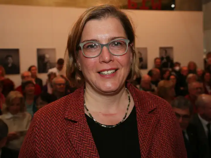 Dr. Skadi Jennicke (Die Linken) Bürgermeisterin für Kultur der Stadt Leipzig beim Besuch auf der Leipziger Buchmesse am 27.04.2023