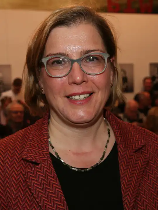 Dr. Skadi Jennicke (Die Linken) Bürgermeisterin für Kultur der Stadt Leipzig beim Besuch auf der Leipziger Buchmesse am 27.04.2023