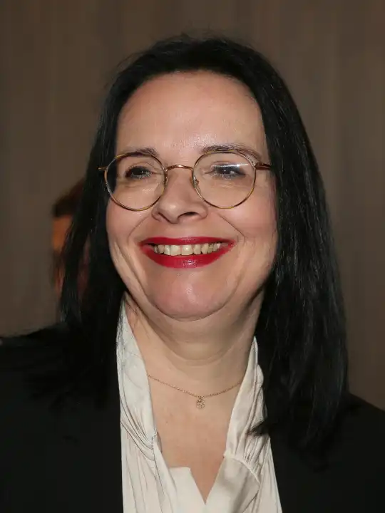 österreichische Kunst- und Kulturstaatssekretärin Andrea Mayer beim Besuch auf der Leipziger Buchmesse am 27.04.2023