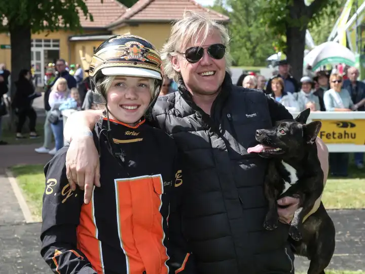 niederländische Trabrennfahrerin Britt Grift mit Vater und Trainer Henk Grift nach dem 4.Rennen am 18.05.2023 auf der Galopprennbahn Magdeburg Herrenkrug