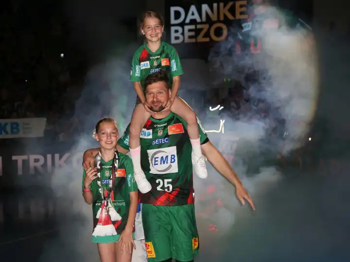 slowenischer Handballspieler Marko Bezjak SC Magdeburg mit Töchter Lina und Leni bei seiner Verabschiedung am 08.06.2023