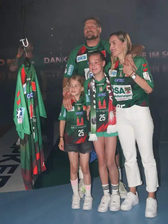 slowenischer Handballspieler Marko Bezjak SC Magdeburg mit Ehefrau Dominika und den Töchtern Lina und Leni  bei Verabschiedung am 08.06.2023