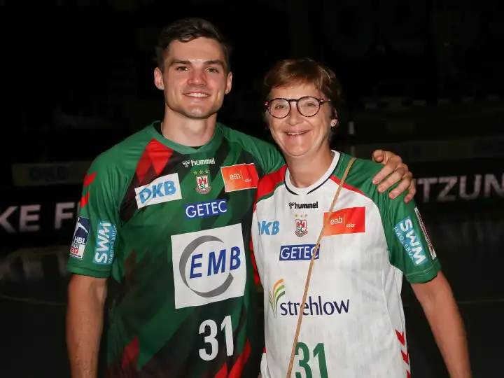 niederländischer Handballspieler Kay Smits SC Magdeburg mit seiner  Mutter Cecile bei seiner Verabschiedung am 08.06.2023
