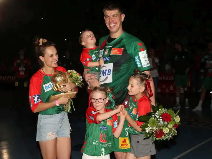 Polnischer Handballspieler Piotr Chrapkowski SC Magdeburg mit Ehefrau Dagmara und Kindern Sara,Klara und Bruno bei seiner Verabschiedung am 08.06.2023