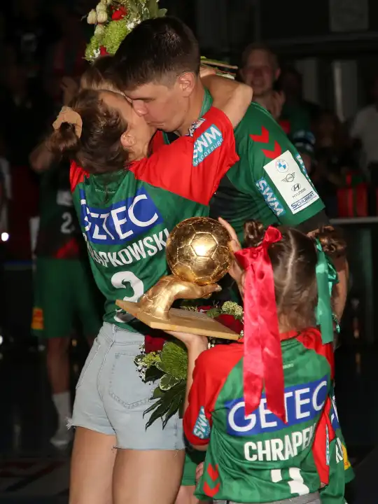 Polish handball player Piotr Chrapkowski SC Magdeburg kisses his wife Dagmara at his farewell on 08.06.2023