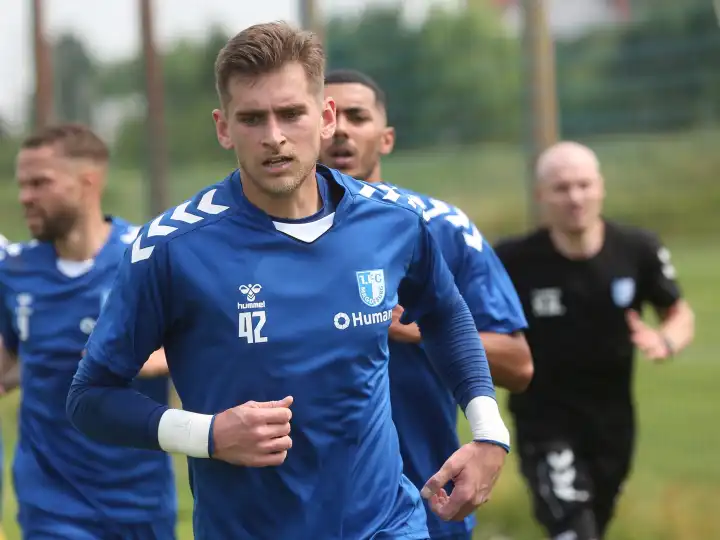 Neuzugang Torwart Julian Pollersbeck vom 1. FC Magdeburg beim Trainingsauftakt zur 2.Fussball Bundesliga Saison 2023-24