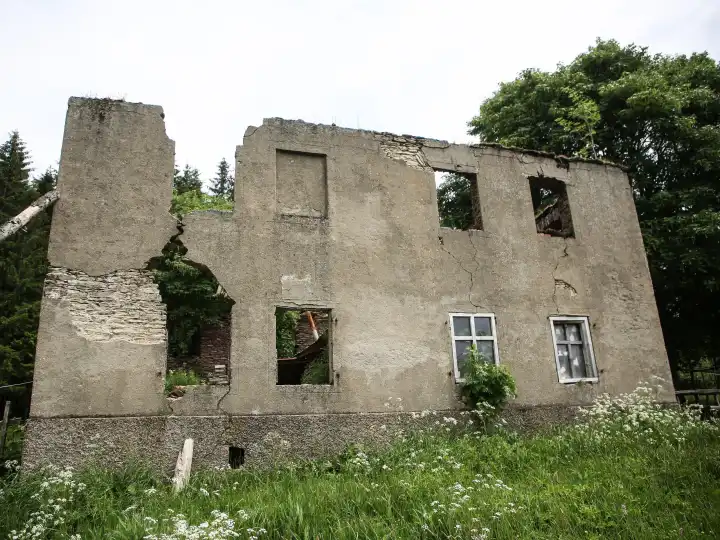 Ruine im verlassenen Ort Königsmühle in der heutigen Tschechei im Sommer 2023