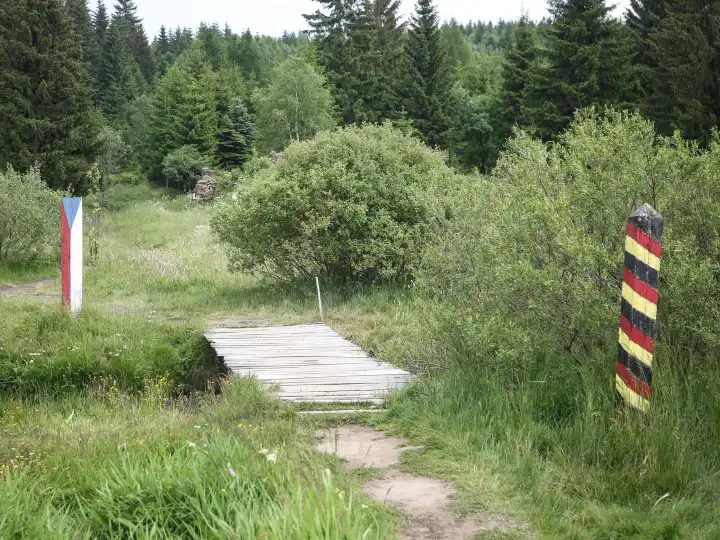 symbolischer Grenzübergang verlassenen Ort Königsmühle in der heutigen Tschechei im Sommer 2023