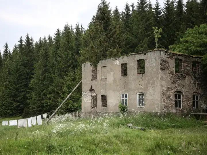 Wäscheleine mit Wäsche an Ruine im verlassenen Ort Königsmühle in der heutigen Tschechei im Sommer 2023